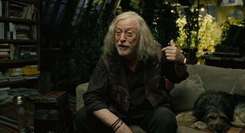 Michael Caine en Children of Men con iluminación cálida en la casa de Jasper y fotografía de Emmanuel Lubezki