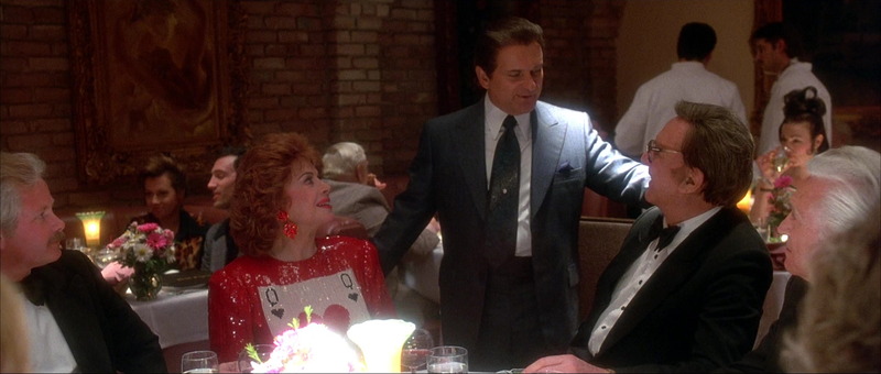 Robert De Niro en una escena de restaurante de Casino (1995), con luz de época y difusión Pro Mist