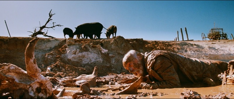 Razorback 1984 exteriores anamórficos con cielos polarizados fotografiados por Dean Semler ASC ACS