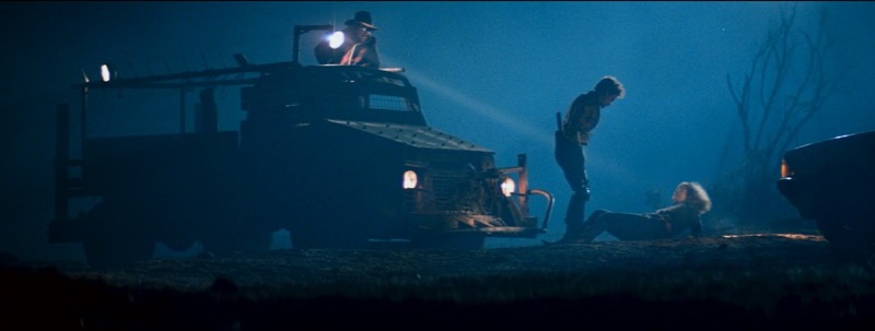 Razorback 1984 exterior noche azul con humo y contraluces de Dean Semler ASC ACS
