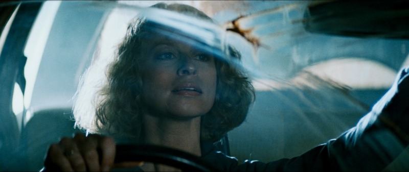 Razorback 1984 interior de coche con luz azulada y contraluz fotografiado por Dean Semler ASC ACS