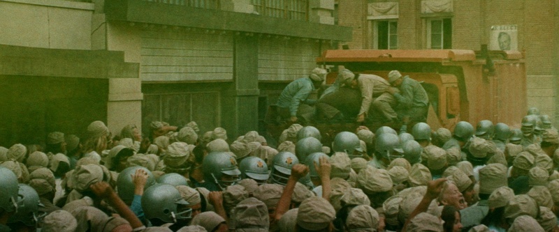 Soylent Green (1973), multitud en las calles con la dominante verdosa del efecto invernadero fotografiada por Richard H. Kline