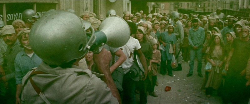 Soylent Green (1973), multitud y policía con megáfono en la Nueva York distópica fotografiada por Richard H. Kline