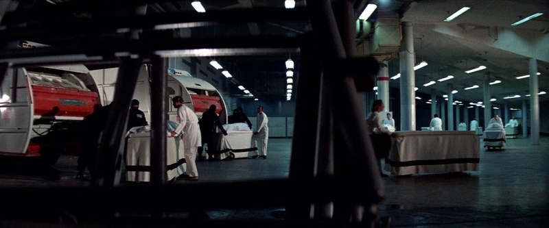 Soylent Green (1973), interior industrial con fluorescentes y contraste en la fotografía anamórfica de Richard H. Kline
