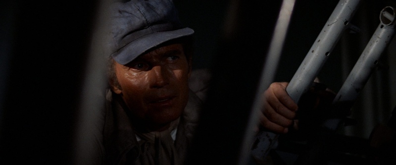 Soylent Green (1973), Charlton Heston en una escena de muy bajo nivel de luz fotografiada por Richard H. Kline