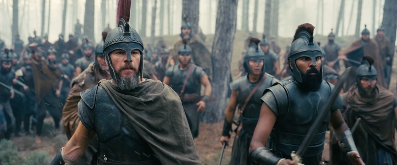 Escena de batalla en el bosque de La Odisea con numerosos soldados fotografiada en gran formato por Hoyte Van Hoytema