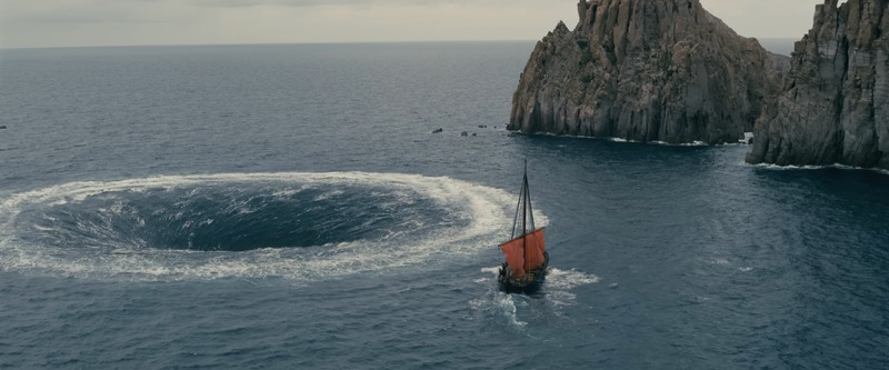 Plano general del remolino marino en La Odisea de Christopher Nolan con composición panorámica 2.40 a 1 y fotografía de Hoyte Van Hoytema