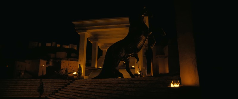 Exterior nocturno del caballo de Troya en La Odisea iluminado con fuego y fotografiado por Hoyte Van Hoytema en Kodak VISION3