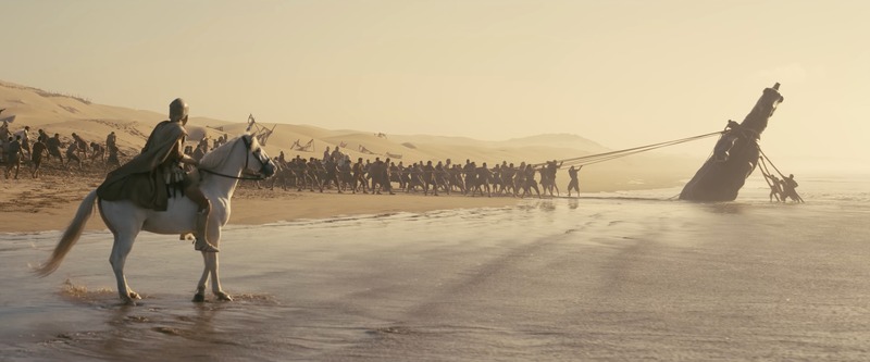 La Odisea de Christopher Nolan con soldados arrastrando el caballo de Troya en una playa fotografiada por Hoyte Van Hoytema en gran formato