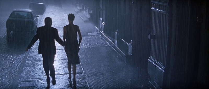 Ethan Hawke y Gwyneth Paltrow bajo la lluvia en Great Expectations, fotografía nocturna a contraluz de Emmanuel Lubezki