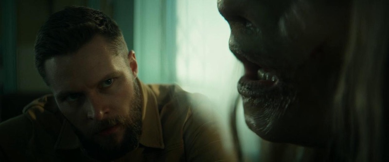 Interior verdoso de Lee Cronin’s The Mummy 2026 iluminado por Dave Garbett con fuentes prácticas y luz de ventanas