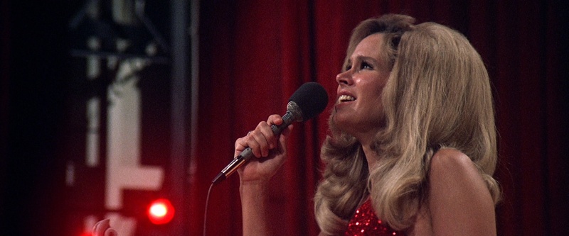 Cantante actuando en Nashville 1975, fotografía anamórfica de Paul Lohmann con zoom Super Panazoom Cooke y luz de escenario