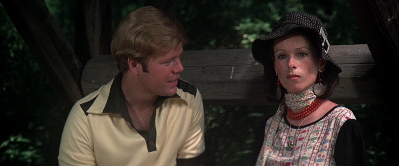 Dos personajes conversan al aire libre en Nashville 1975, fotografía de Paul Lohmann con luz natural y formato anamórfico
