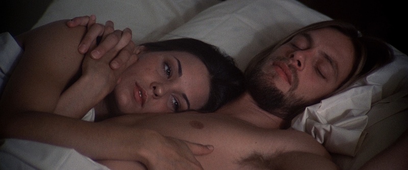 Pareja en una escena de dormitorio de Nashville 1975, fotografía anamórfica de Paul Lohmann con luz suave y bajo contraste