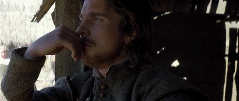 Primer plano masculino junto a una ventana en The New World, iluminado con luz natural por Emmanuel Lubezki