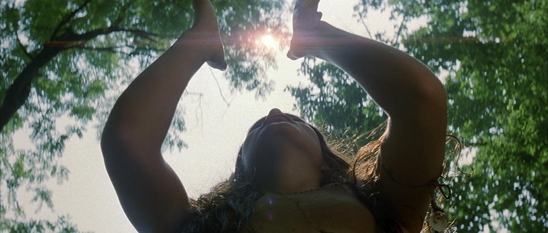 Figura femenina a contraluz bajo el sol en The New World, fotografía de Emmanuel Lubezki