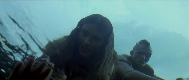 Plano subacuático de The New World con tonalidad azulada, fotografía de Emmanuel Lubezki