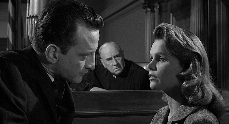 Anatomy of a Murder (1959), composición en profundidad dentro del juzgado fotografiada en blanco y negro por Sam Leavitt