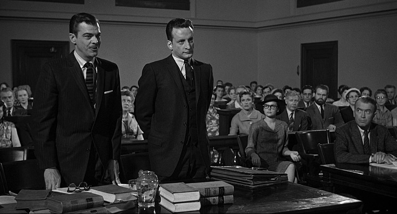 Anatomy of a Murder, composición amplia de la sala de juicio con varios personajes y profundidad de campo